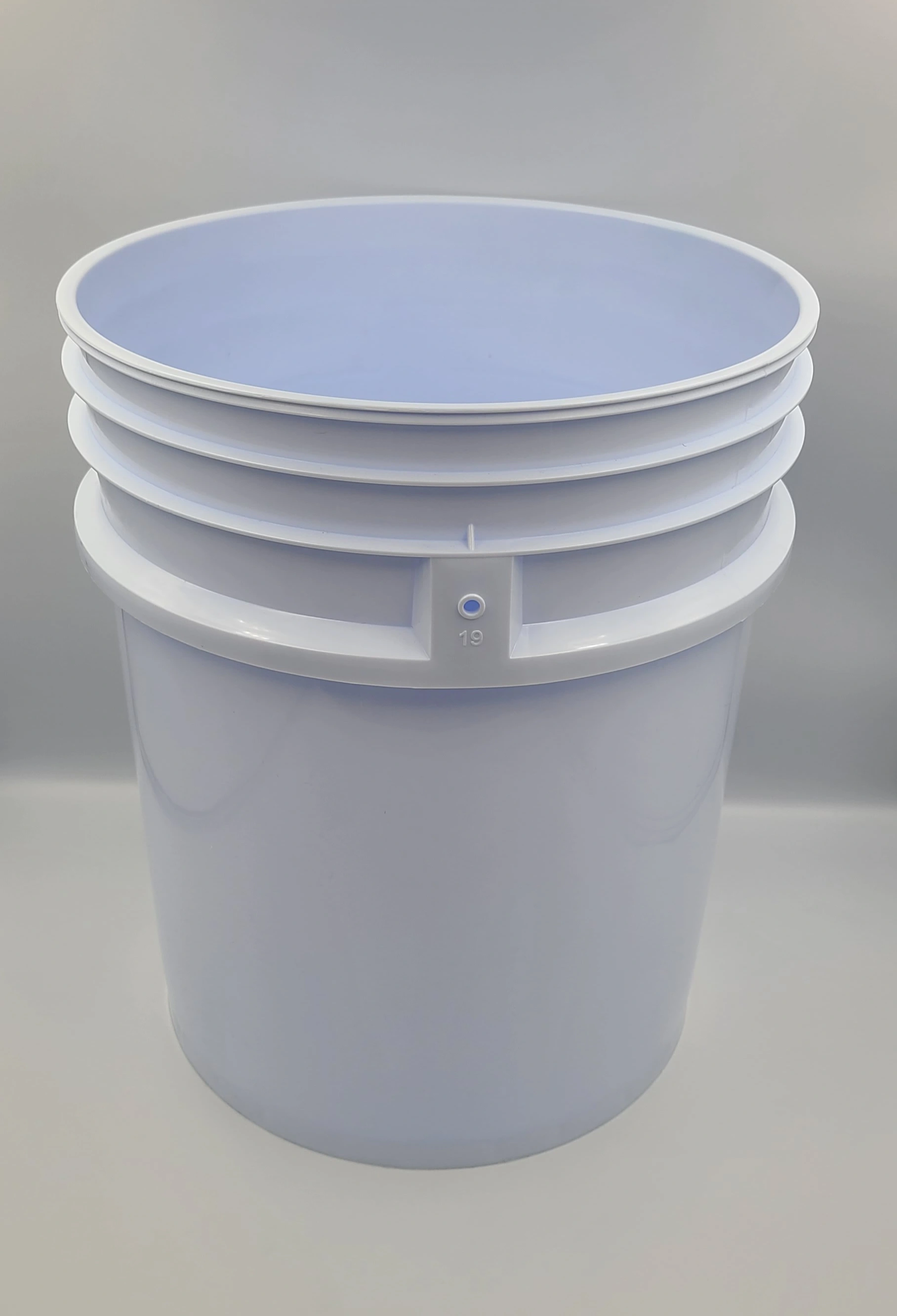 Imagen mostrando plastico como botellas, botes y tapas de los mimsos demostrando la aplicacion o uso del producto 